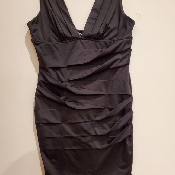 Deep v rushed dress - Picture 2 of 4